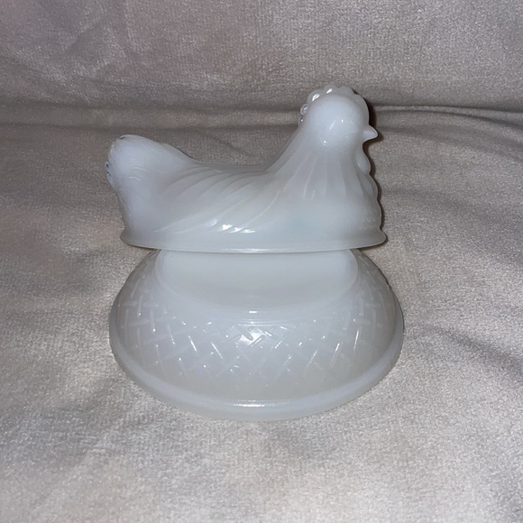 Vintage 1940’s Milk White Glass Hen on Nest Dish - Picture 4 of 5